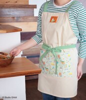 「となりのトトロ 森のキッチンシリーズ キッチンエプロン」の使用イメージ。