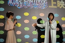 左から山崎和佳奈、林原めぐみ。