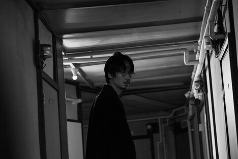 「花腐し」より、綾野剛演じる栩谷。