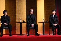 左から大森南朋、中村獅童、西島秀俊。