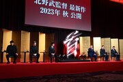 映画「首」完成報告会見の様子。