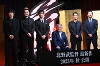 映画「首」完成報告会見の様子。左から大森南朋、中村獅童、西島秀俊、北野武、加瀬亮、浅野忠信。