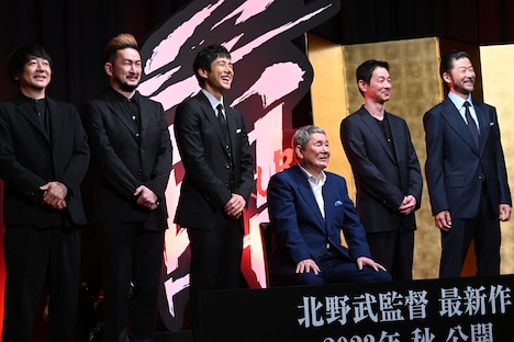 映画「首」完成報告会見の様子。