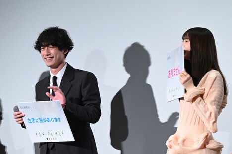 「私の秘密は…」というお題に答える坂口健太郎(左)、齋藤飛鳥(右)。