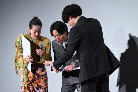 左手の豆を見せる坂口健太郎(右)。