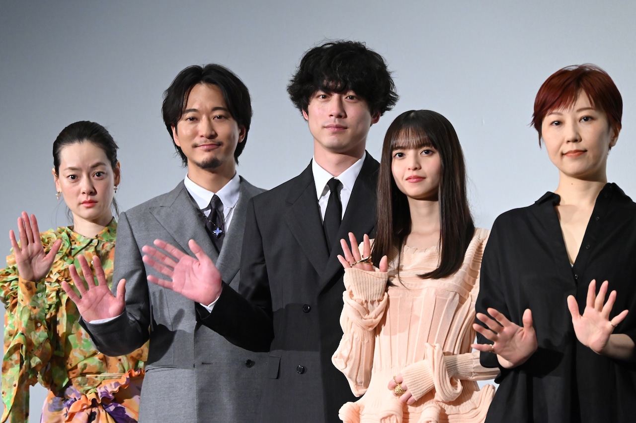 「サイド バイ サイド 隣にいる人」公開記念舞台挨拶の様子。左から市川実日子、浅香航大、坂口健太郎、齋藤飛鳥、伊藤ちひろ。