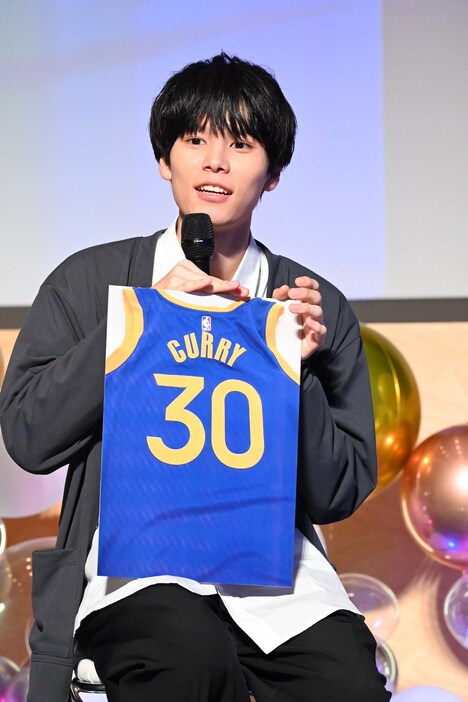 自身にとっての癒やしは「ユニフォームに囲まれながら寝ること」だと話す萩原利久。