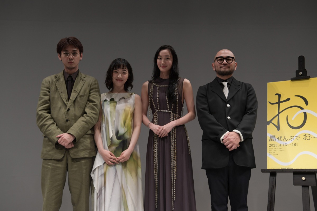 「遠いところ」舞台挨拶の様子。左から佐久間祥朗、花瀬琴音、石田夢実、工藤将亮。