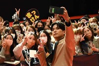 レッドカーペットイベントにて、ファンと記念写真を撮る新田真剣佑。