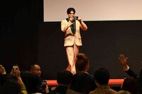 自分のスマートフォンで会場を撮影する新田真剣佑。