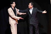 原作者の車田正美（右）に出迎えられた新田真剣佑（左）。