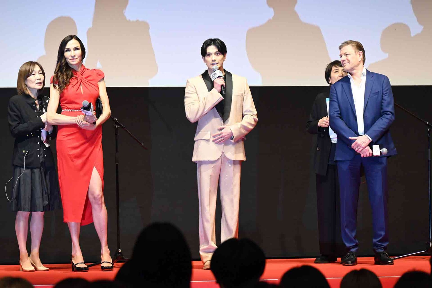 左からファムケ・ヤンセン、新田真剣佑、ショーン・ビーン。