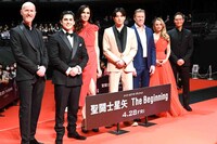 「聖闘士星矢 The Beginning」ジャパンプレミアにて、左からトメック・バギンスキー、ディエゴ・ティノコ、ファムケ・ヤンセン、新田真剣佑、ショーン・ビーン、マディソン・アイズマン、マーク・ダカスコス。