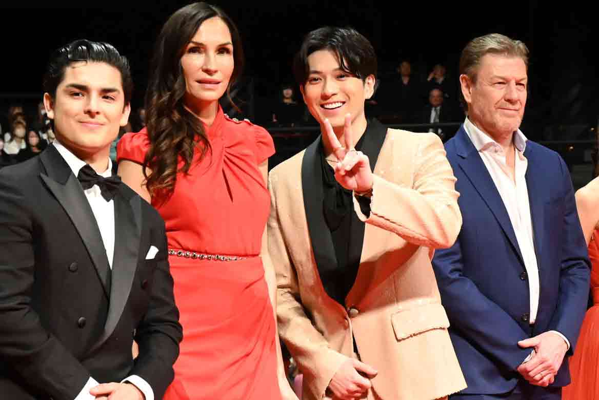 スタッフのカメラにピースサインを向ける新田真剣佑（中央右）。