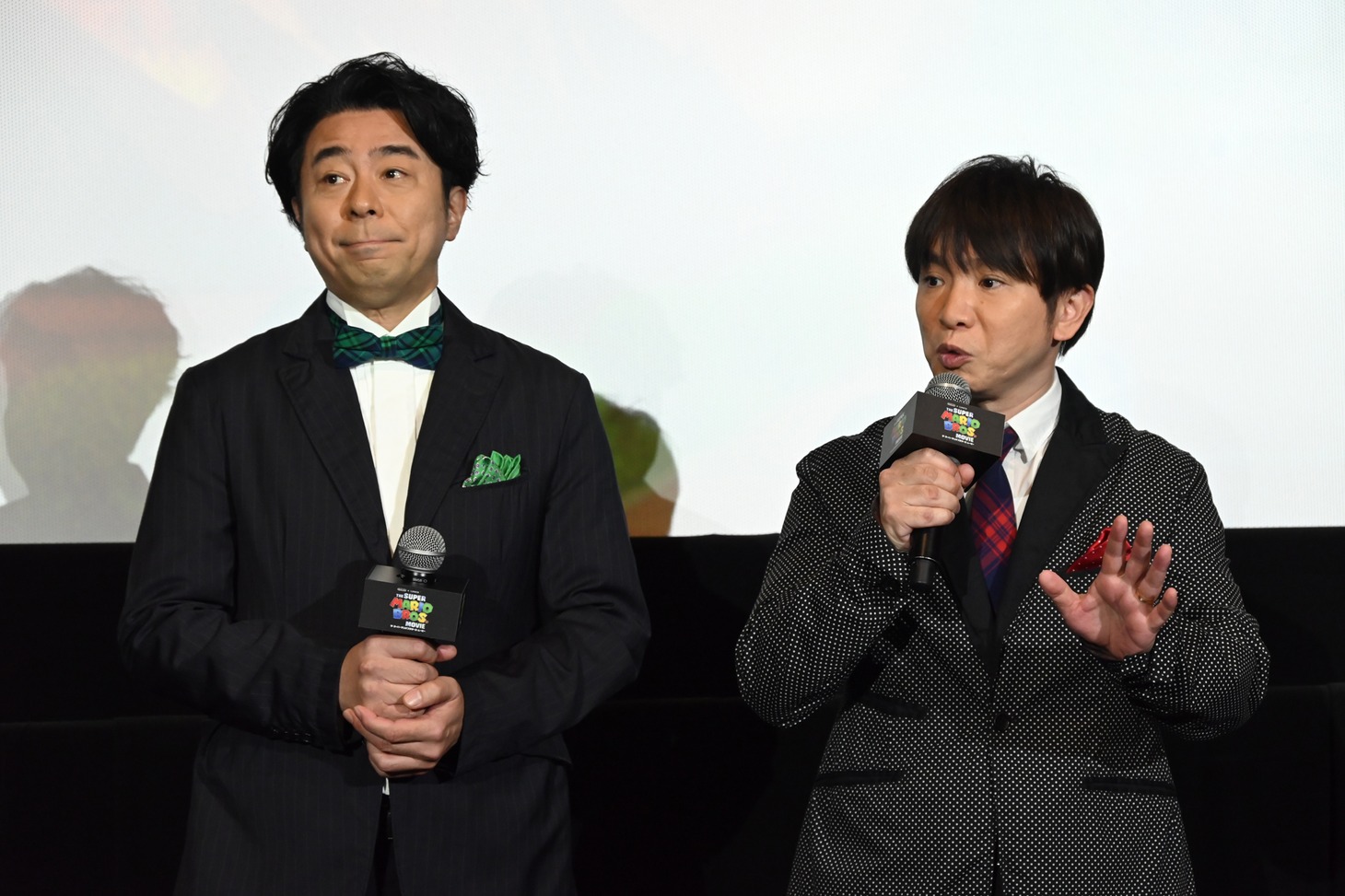 左から有野晋哉、濱口優。