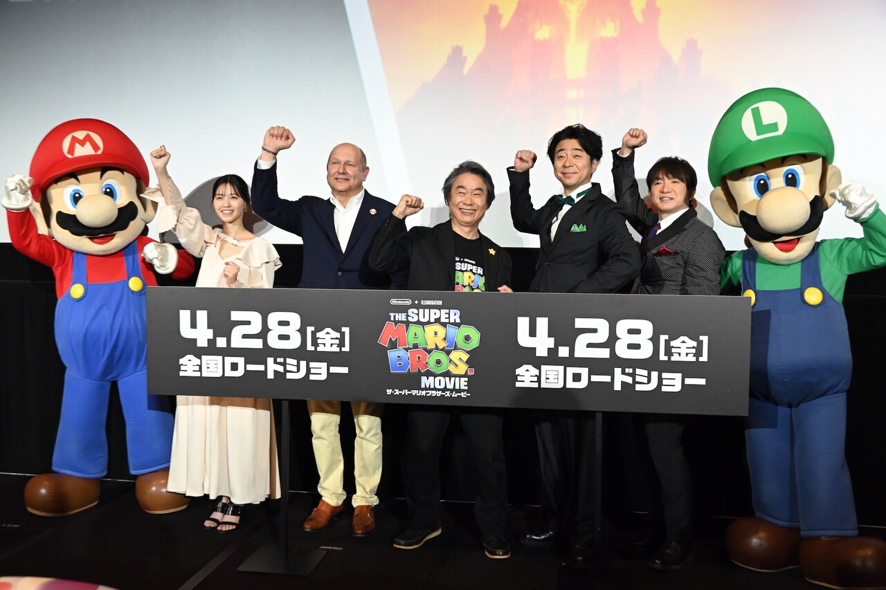 「ザ・スーパーマリオブラザーズ・ムービー」ジャパンプレミアの様子。左から西野七瀬、クリス・メレダンドリ、宮本茂、有野晋哉、濱口優。
