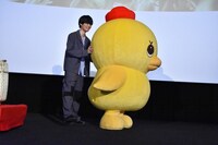 アヒル隊長（右）を立ち位置に案内する萩原利久（左）。