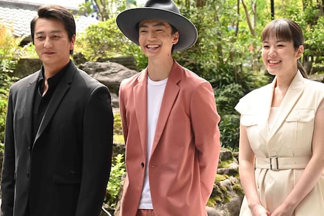 左から本宮泰風、伊藤健太郎、筧美和子。