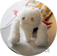 4月22日から入場者特典となる「特製“おばけちゃん”ステッカー」。