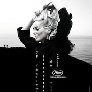 カンヌ映画祭の公式ポスター解禁、海辺に立つカトリーヌ・ドヌーヴ