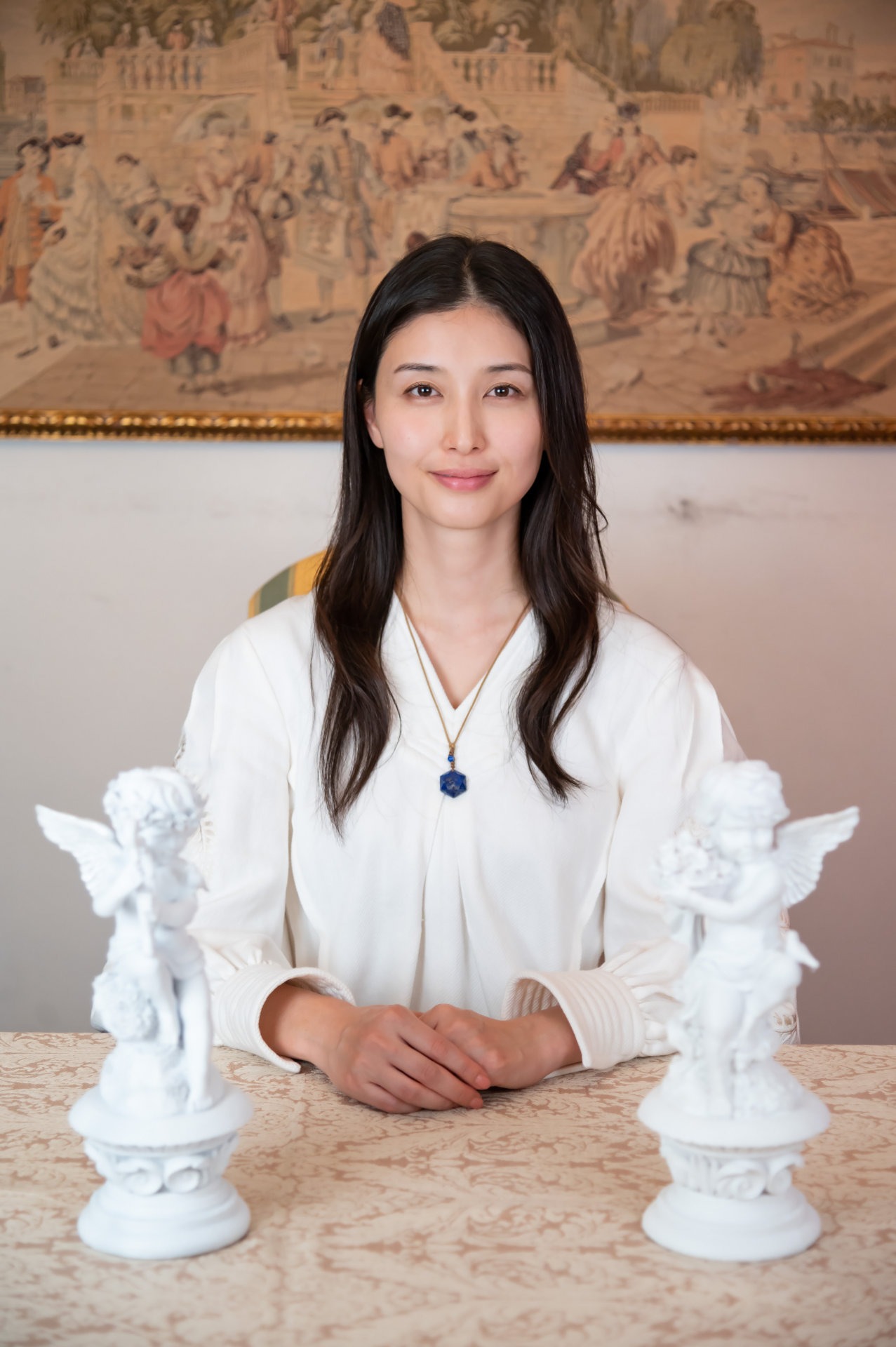 橋本マナミ演じるレター先生。 (c)「明日、私は誰かのカノジョ」製作委員会・MBS