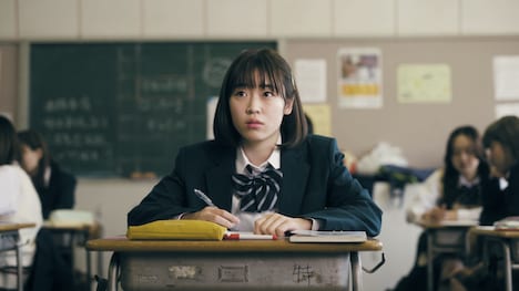 小平恵を演じる小林桃子。