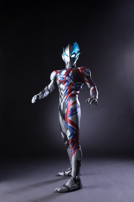 ウルトラマンブレーザー。必殺技は、左手から発生させた光り輝く二重螺旋状の槍を投擲する光線技「スパイラルバレード」。
