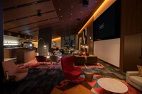 9階メインラウンジ。映画や新宿にまつわるアートがちりばめられており、坂本龍一が手がけたオリジナル楽曲が流れている。（提供写真）