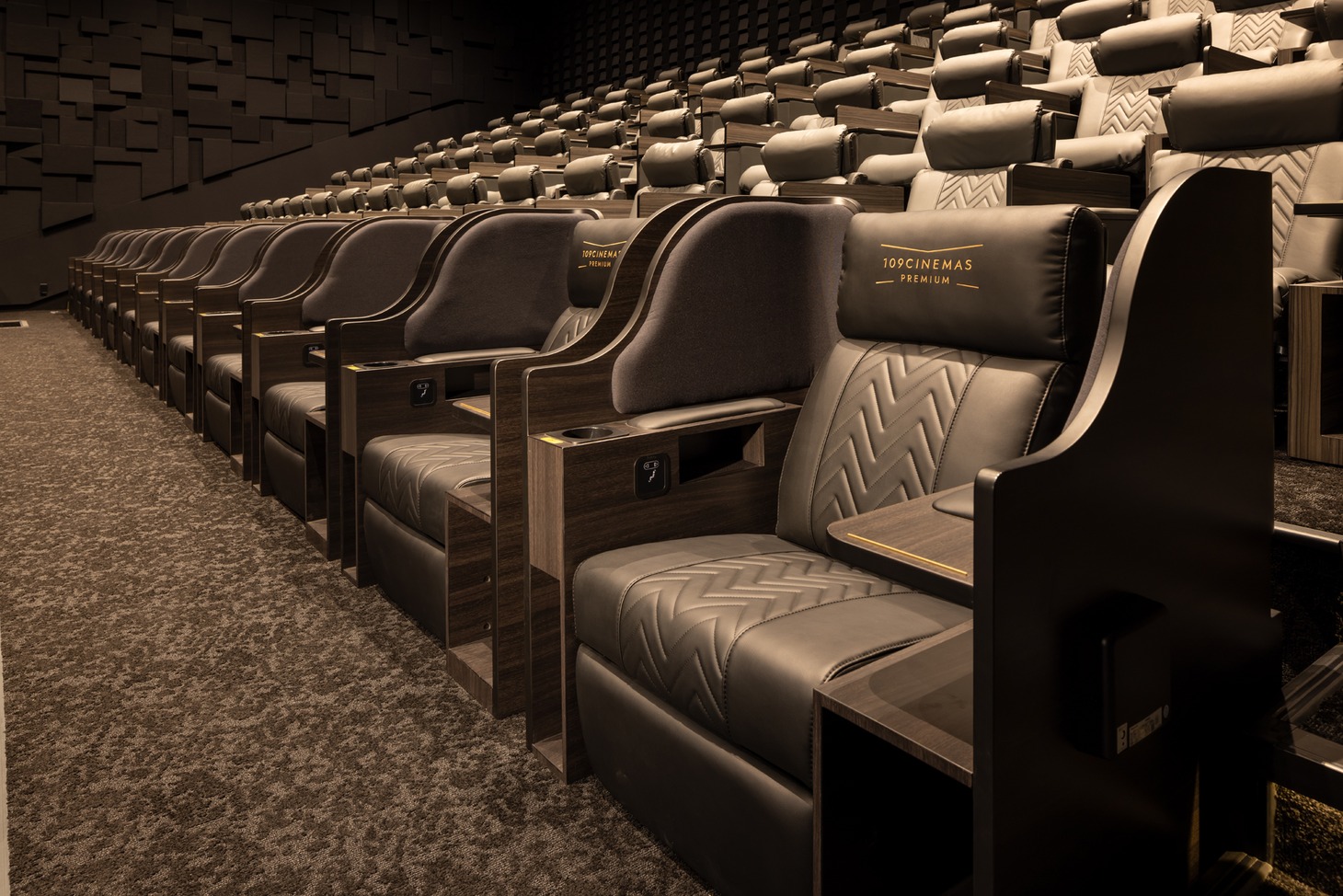 中央列を占めるCLASS Sのシート。CLASS Aの設備に加え、映画に没入できる、よりプライベート感のある設計になっている。（提供写真）