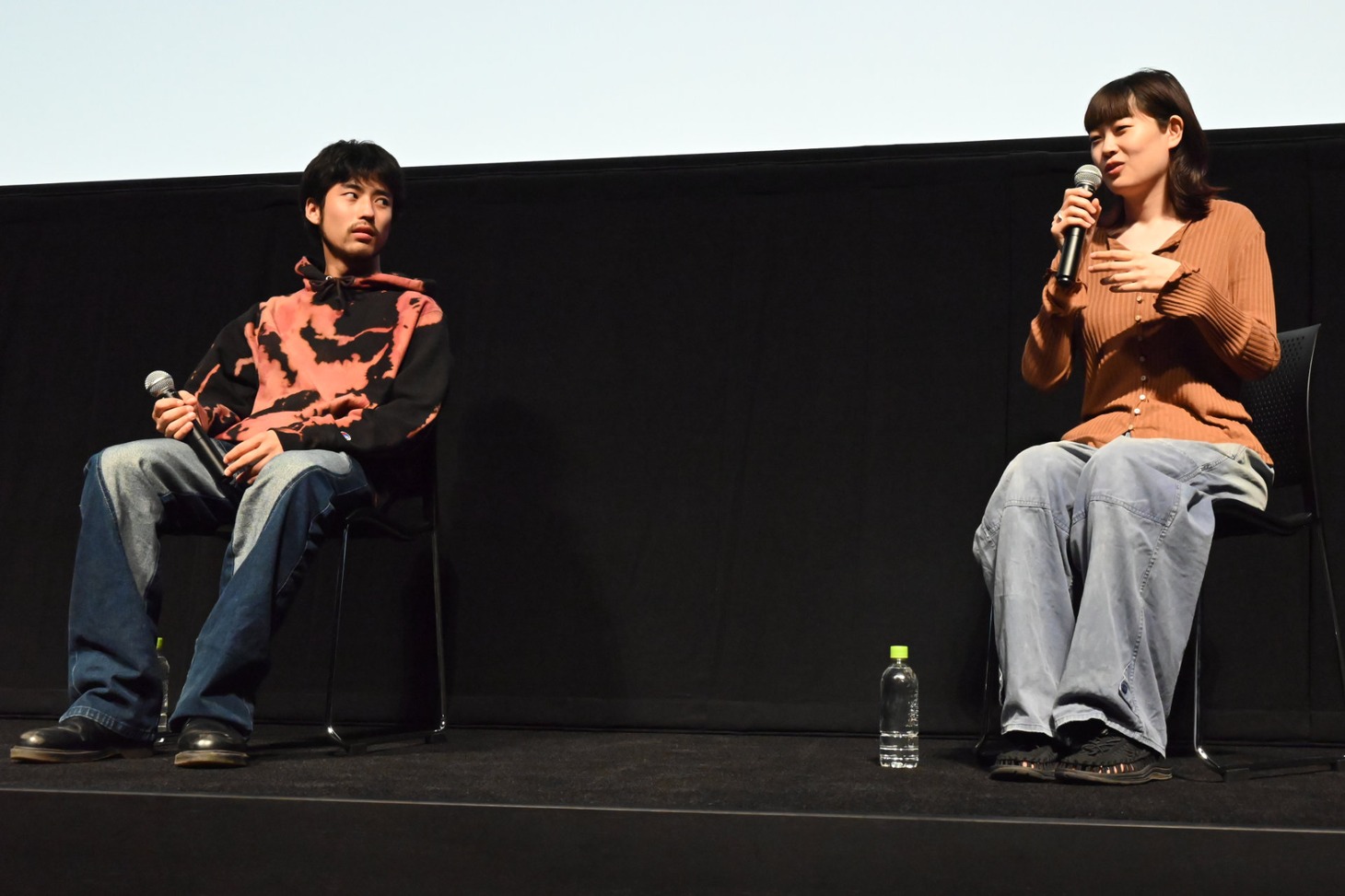 「Ryuichi Sakamoto Premium Collection All Night」トークショーの様子。左から佐藤緋美、山中瑶子。
