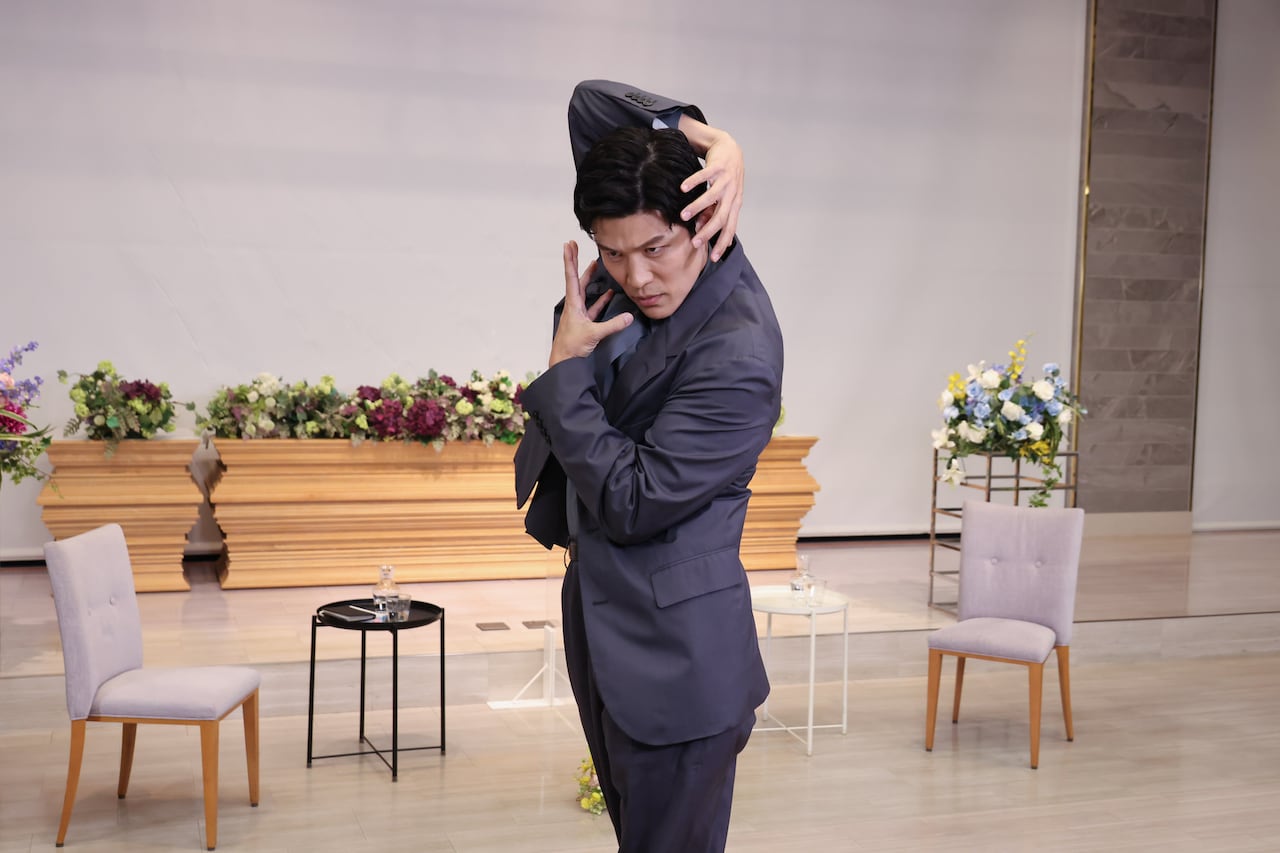 鈴木亮平が「日曜日の初耳学」で変態仮面のウォーキング披露、恩人・小栗旬との秘話も