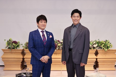 左から林修、鈴木亮平。