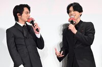 左から北村匠海、吉沢亮。