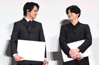 左から北村匠海、吉沢亮。