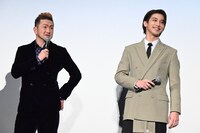 左から中村獅童、横浜流星。