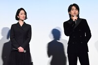 左から黒木華、奥平大兼。