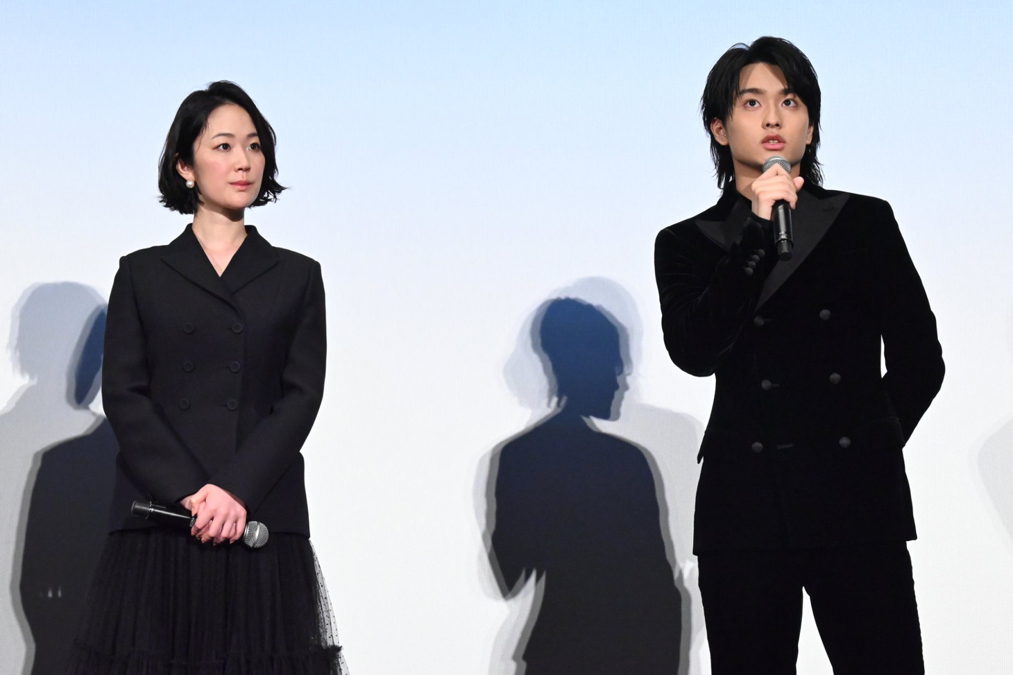 左から黒木華、奥平大兼。