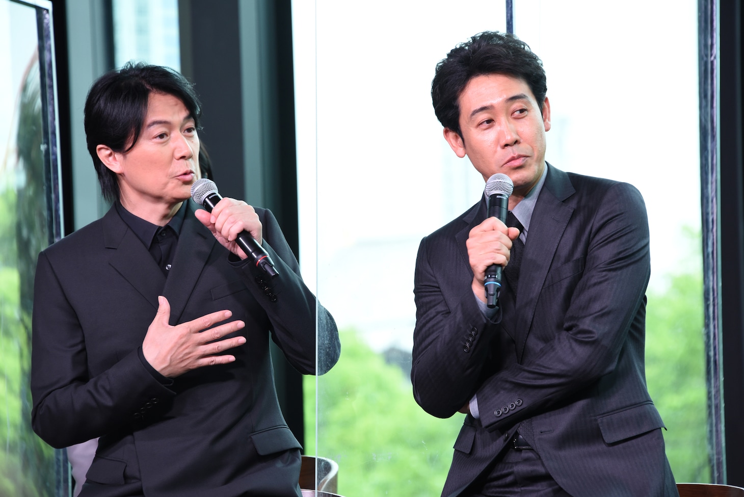 左から福山雅治、大泉洋。