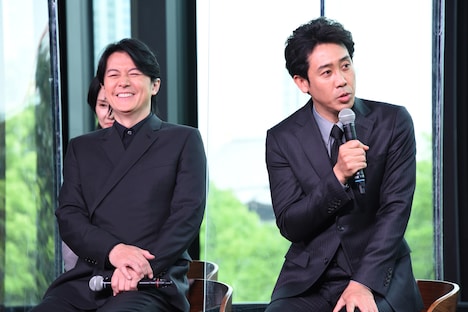 左から福山雅治、大泉洋。