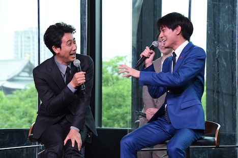 左から大泉洋、永瀬廉。