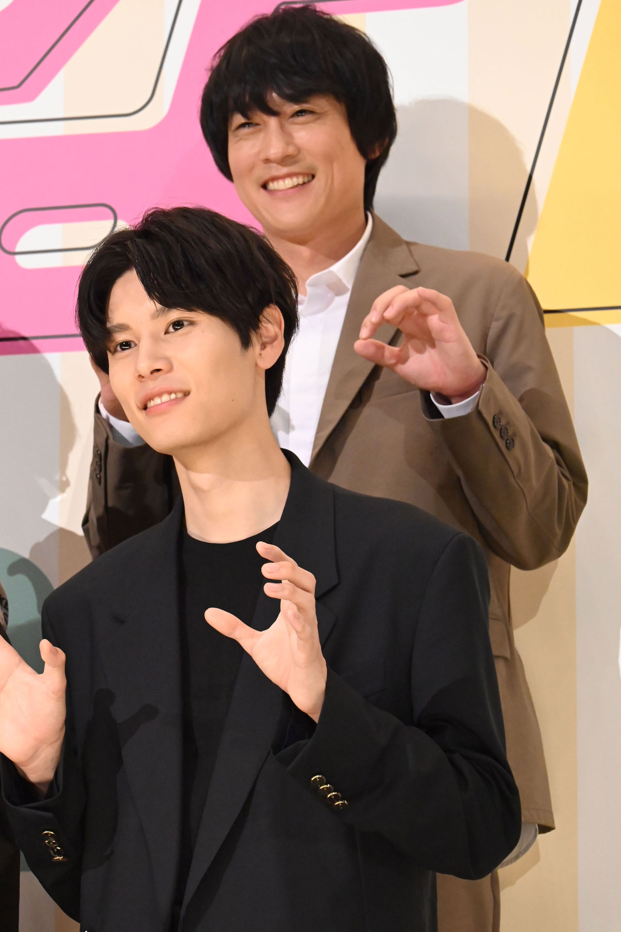 前から萩原利久、村上健志。