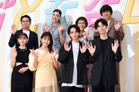 「おとななじみ」プレミア試写会にて、前列左から浅川梨奈、久間田琳加、井上瑞稀、萩原利久。後列左から高橋洋人、アン ミカ、松金よね子、村上健志。