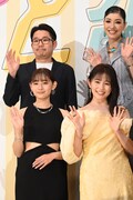 後列左から時計回りに高橋洋人、アン ミカ、久間田琳加、浅川梨奈。