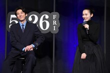 パリの思い出話に花を咲かせる飯豊まりえ（右）、高橋一生（左）。