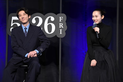 パリの思い出話に花を咲かせる飯豊まりえ（右）、高橋一生（左）。