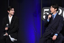 長尾謙杜（左）に、すぐ気付けなかった理由を伝える高橋一生（右）。