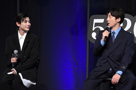 長尾謙杜（左）に、すぐ気付けなかった理由を伝える高橋一生（右）。