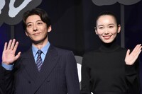 手を振る高橋一生（左）と飯豊まりえ（右）。