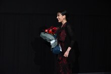 花束を持って登場した山本千尋。