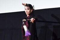 剣術を披露する山本千尋。